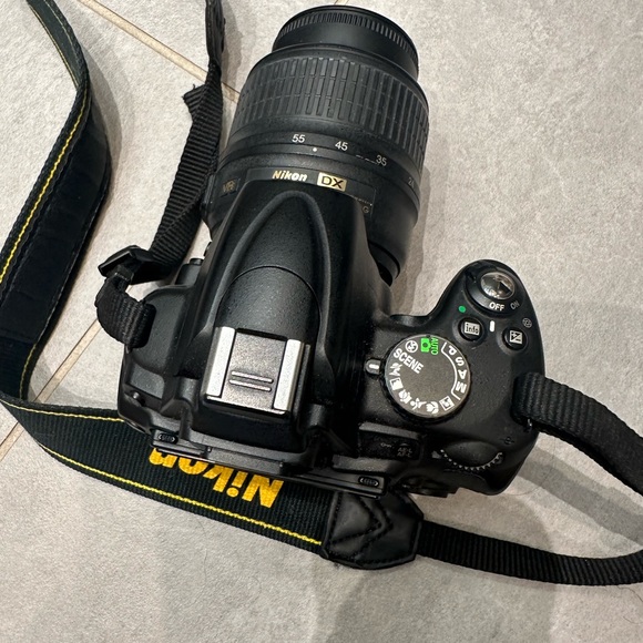 Nikon D5000 DSLR camera - Picture 4 of 8